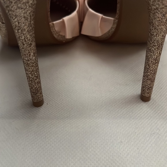 NEW!!! Betsey Johnson Portia Gold Glitter Ruffle Pumps Size 7.5 - Picture 9 of 9